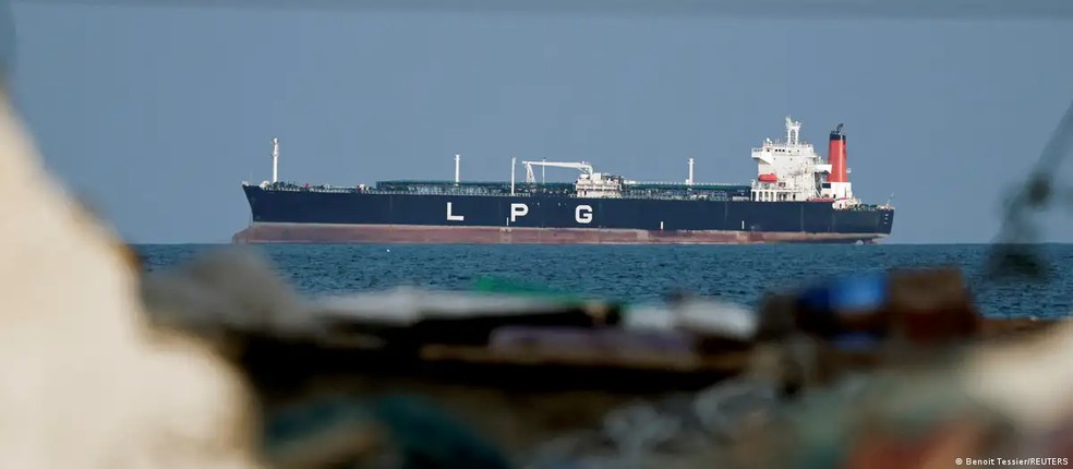 Irã diz que vai abrir o Estreito de Ormuz para embarcações “não hostis” — Foto: Benoit Tessier/Reuters