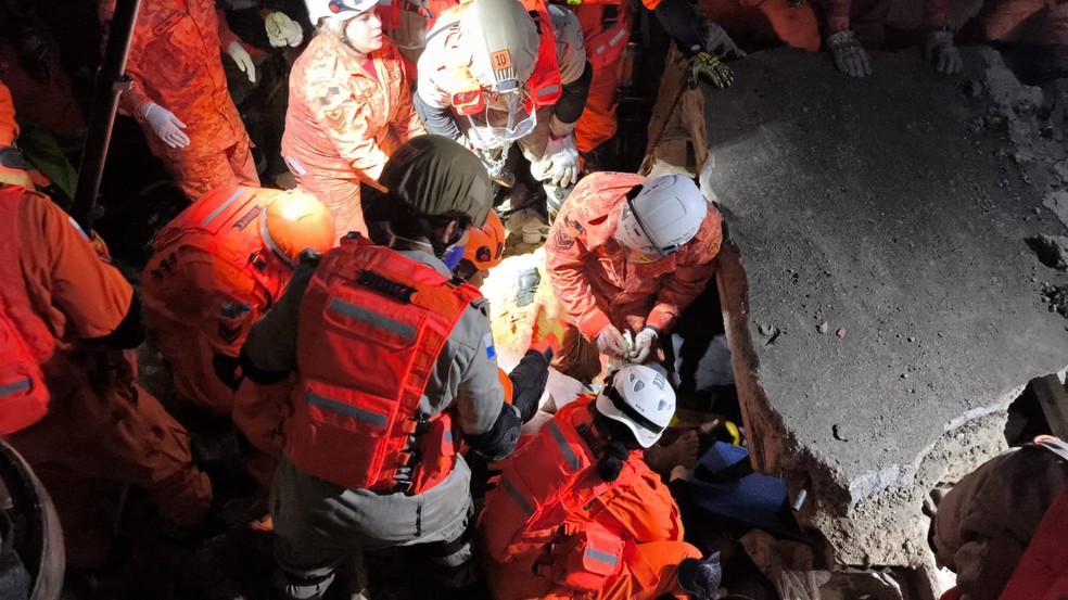 Bombeiros durante o resgate da criança — Foto: Divulgação