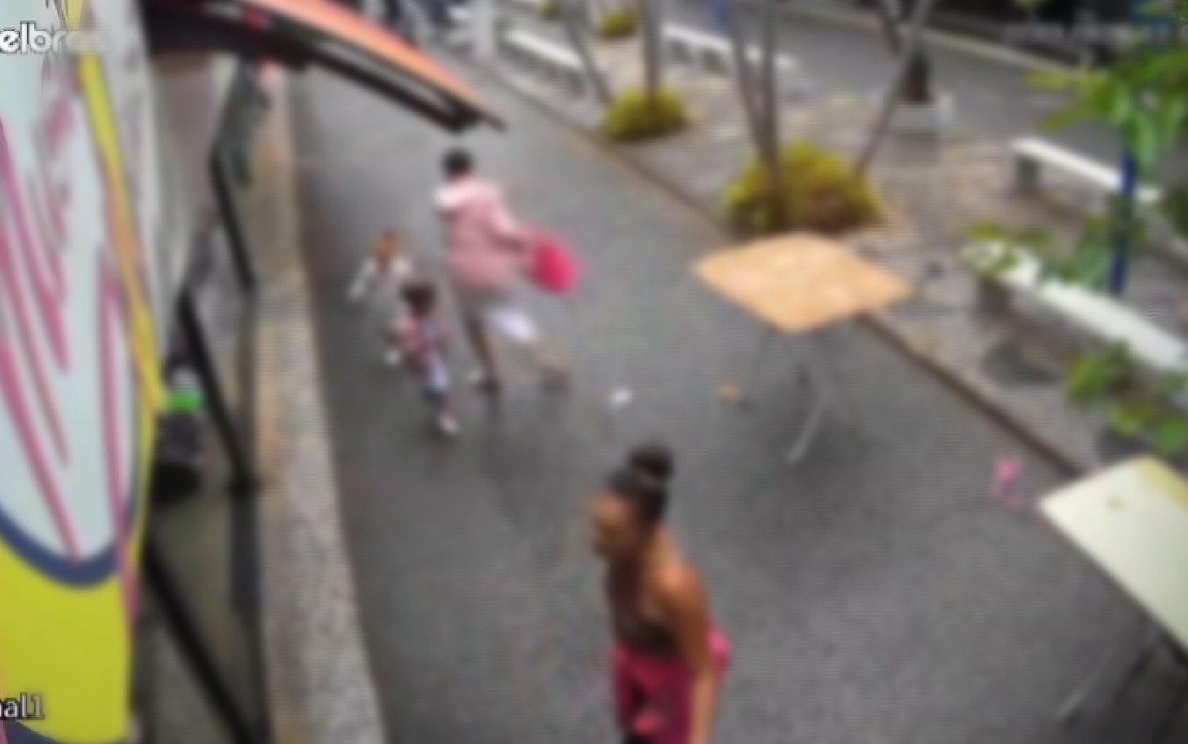 Mãe dá tapa na cabeça e agride criança com mochila no meio de calçadão no interior de SP; VÍDEO