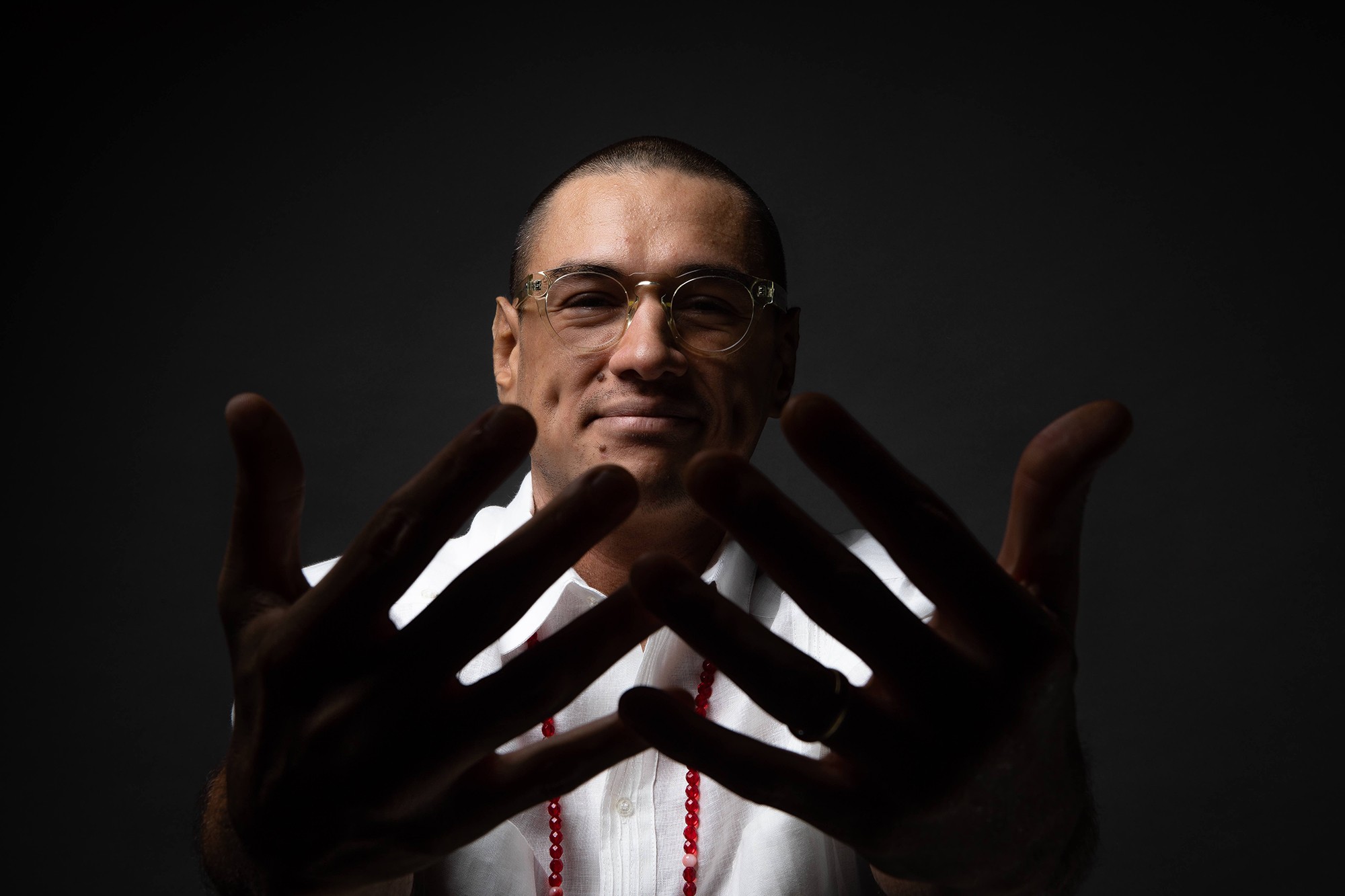 Thiago Espírito Santo costura memória afetiva e ancestralidade na 'árvore' que embasa os dez temas do álbum 'Ybirá'