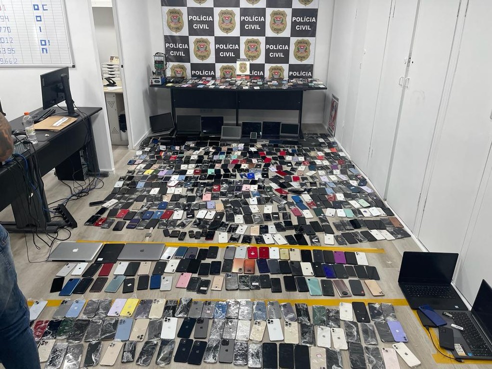 Mais de mil celulares apreendidos em operação no Centro de SP no final de 2023 — Foto: Divulgação/Polícia Civil