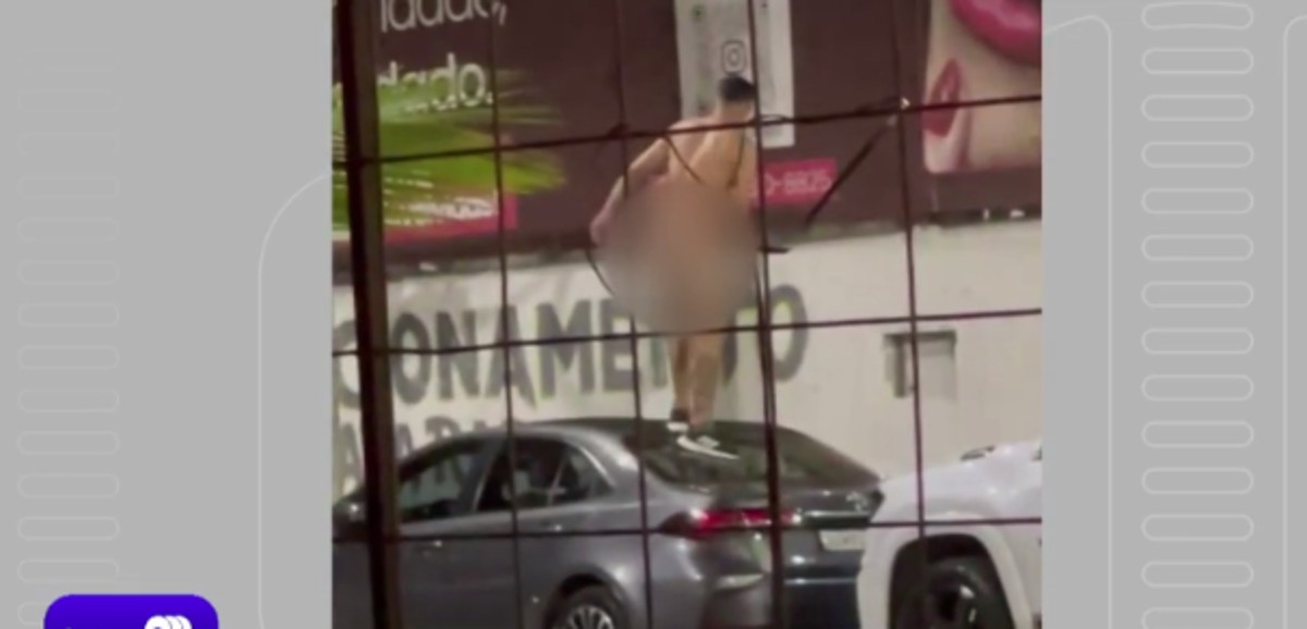Homem nu é flagrado danificando carro em avenida de Montes Claros; VÍDEO