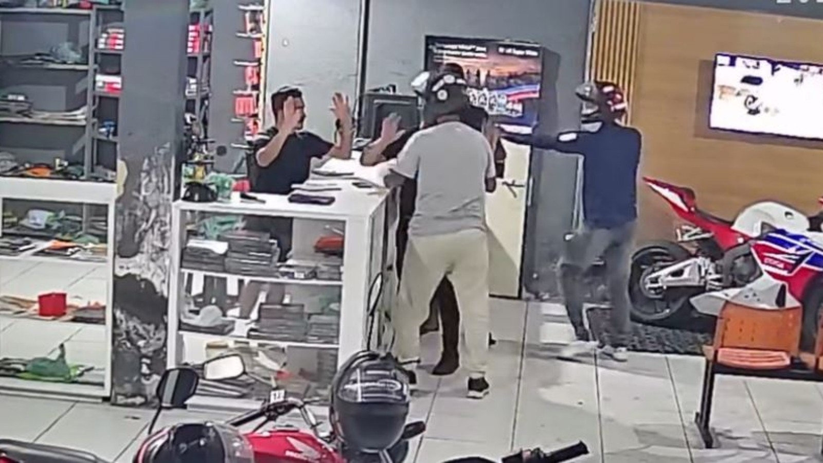 Influenciador tem joias e dinheiro roubados em assalto na própria loja, em Fortaleza; vídeo