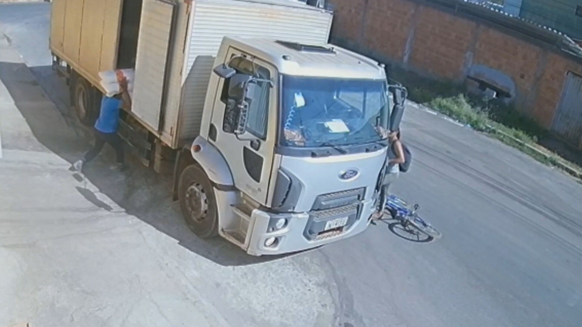 VÍDEO: mulher é flagrada furtando celular de dentro de um caminhão em Planaltina