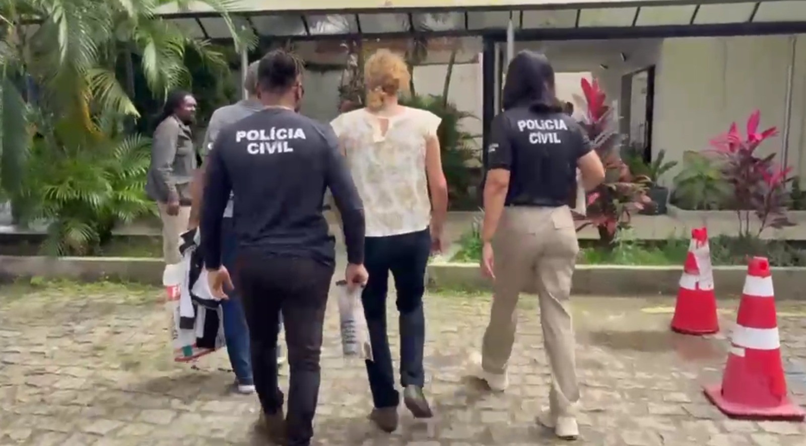 Mulher é presa suspeita de racismo religioso e dano qualificado após pichar terreiro de Candomblé na BA