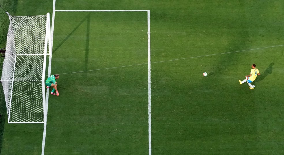 Neymar bate pênalti e faz o gol do Brasil na derrota para a Noruega por 2 a 1 pelas oitavas de final da Copa do Mundo, em East Rutherford, em Nova Jersey, nos Estados Unidos, no dia 5 de julho de 2026 — Foto: Mike Segar/Reuters
