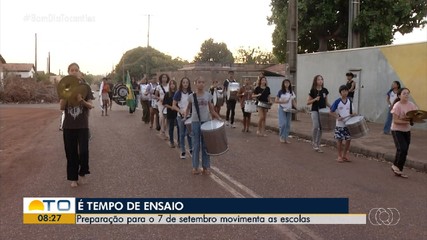 Alunos de escola pública se preparam para o Desfile Cívico de 7 de setembro