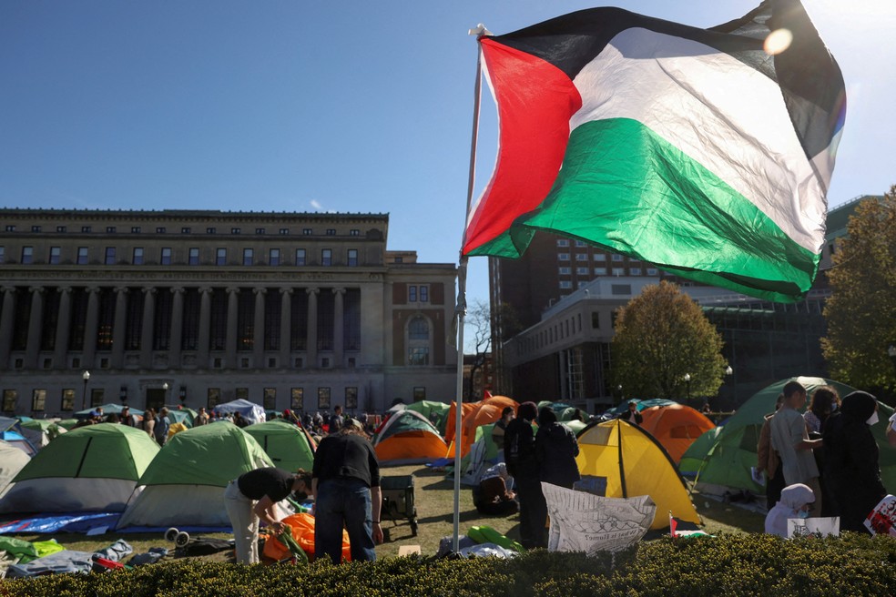 Estudantes acampados protestam contra as ações de Israel em Gaza em frente ao campus da Universidade de Columbia, em Nova York — Foto: Caitlin Ochs/Arquivo/Reuters