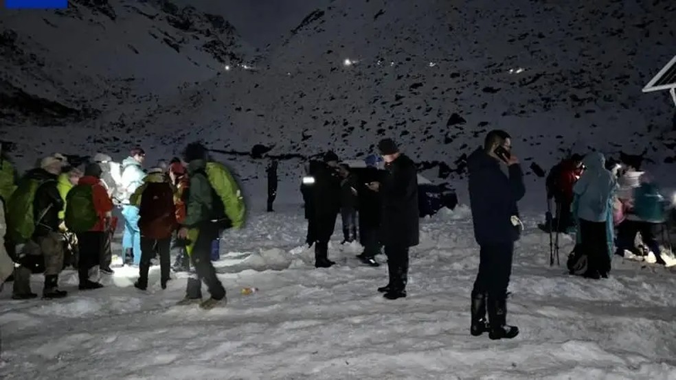 Os resgatados receberam avisos para se dirigirem a um local seguro. — Foto: CCTV via BBC