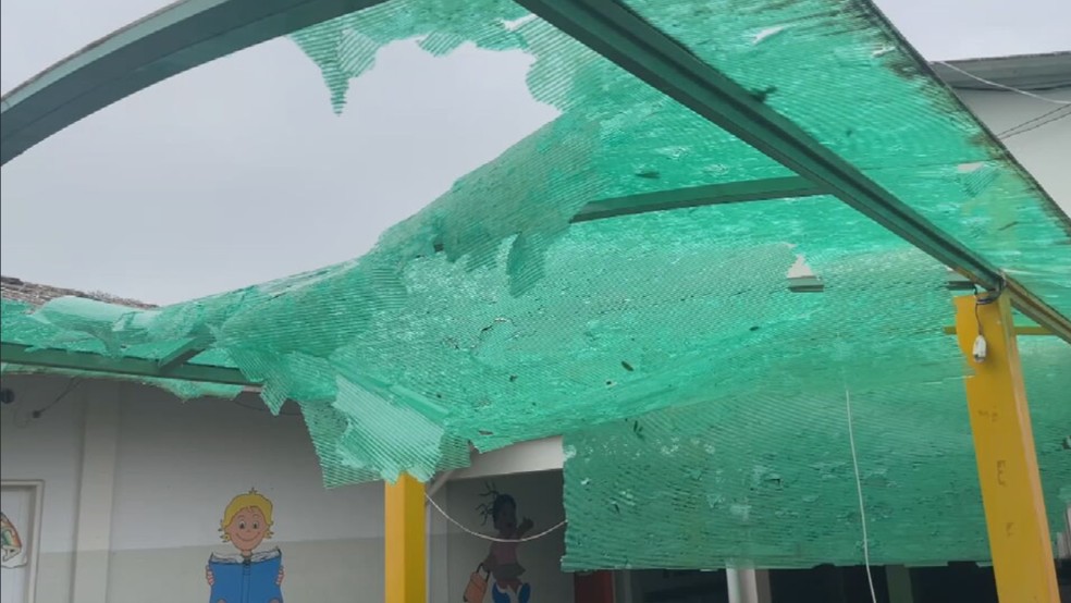 Telhado de creche municipal não suportou o impactos das pedras de gelo e cedeu em Palmeira d'Oeste (SP) — Foto: TV TEM/Reprodução