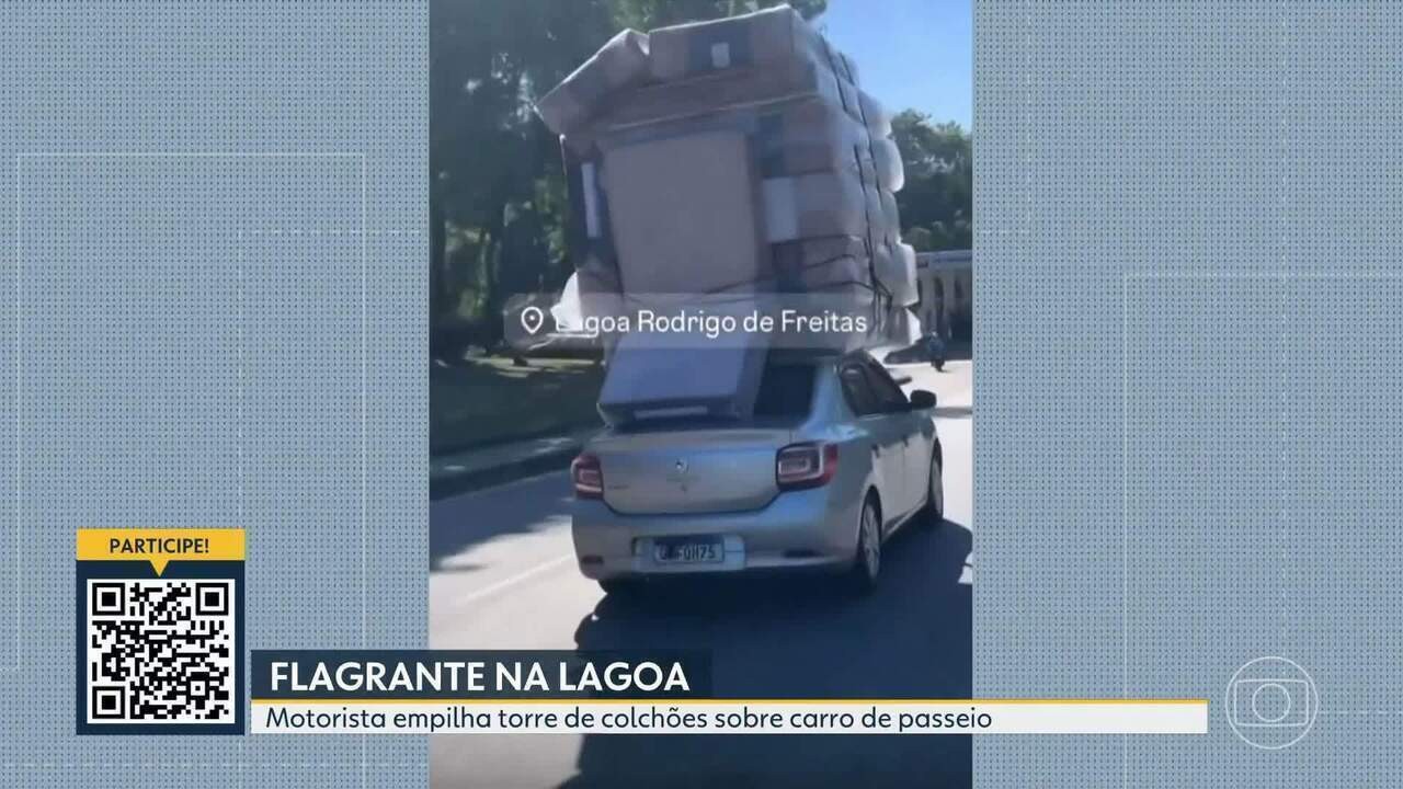 Carrega-se de tudo: motorista leva pilha de colchões no teto de carro, e carona de moto viaja com caixa d’água na cabeça