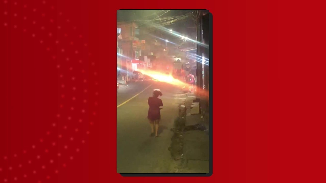 Manifestantes ateiam fogo em objetos e interditam vias do bairro Compensa