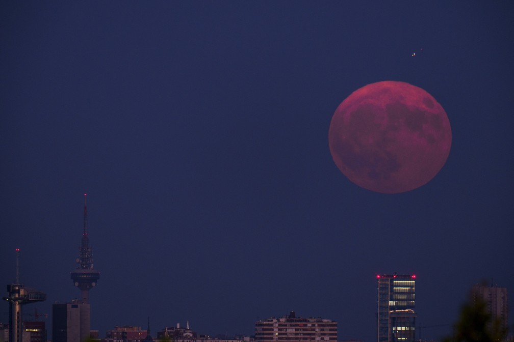 A superlua azul em Madri, na Espanha. — Foto: AP