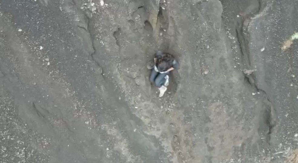Brasileira caí durante trilha na Indonésia e aguarda horas por resgate — Foto: Arquivo pessoal