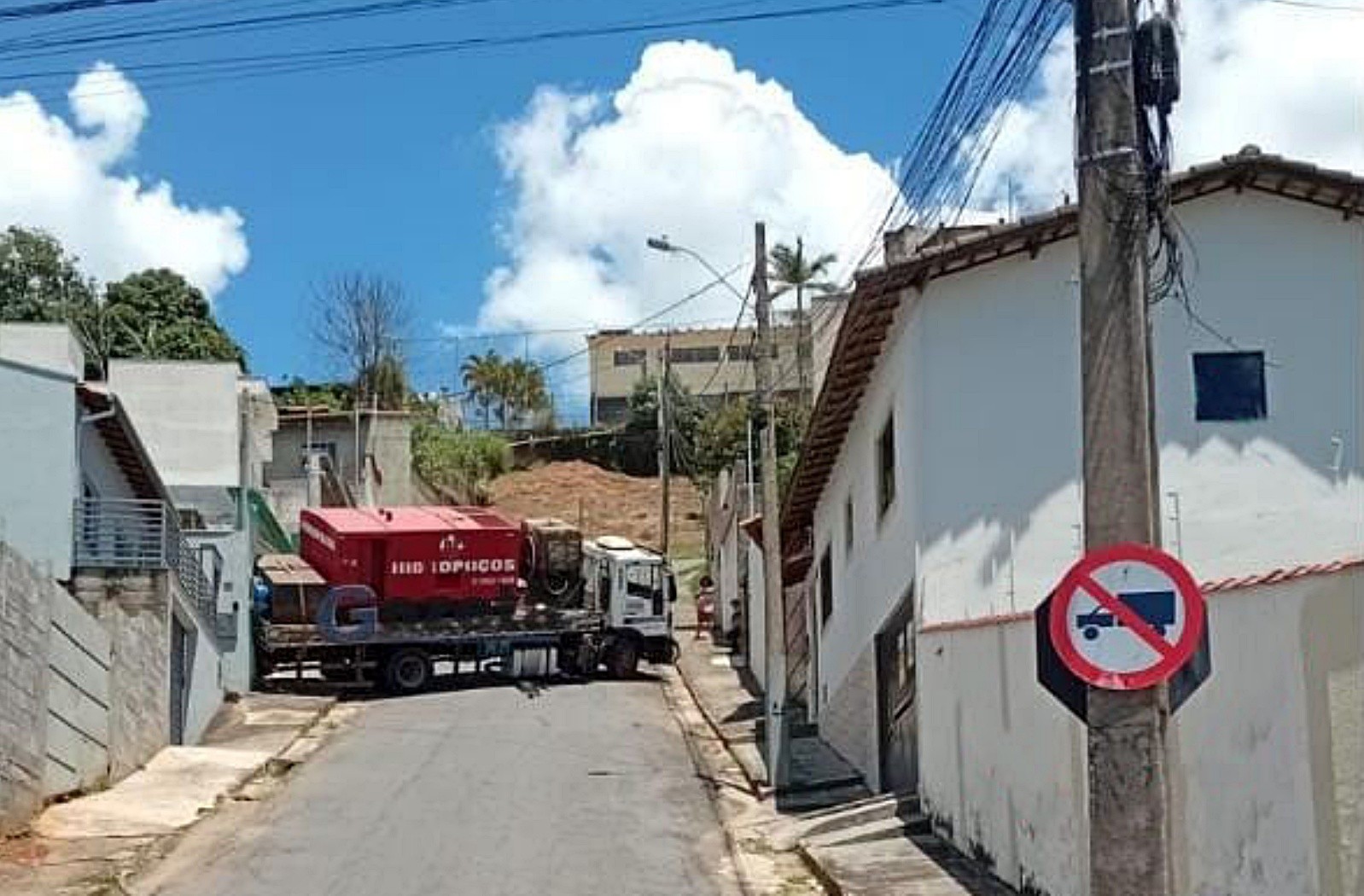VÍDEO: Caminhão desce rua de ré e atinge casa após motorista ignorar sinalização em MG