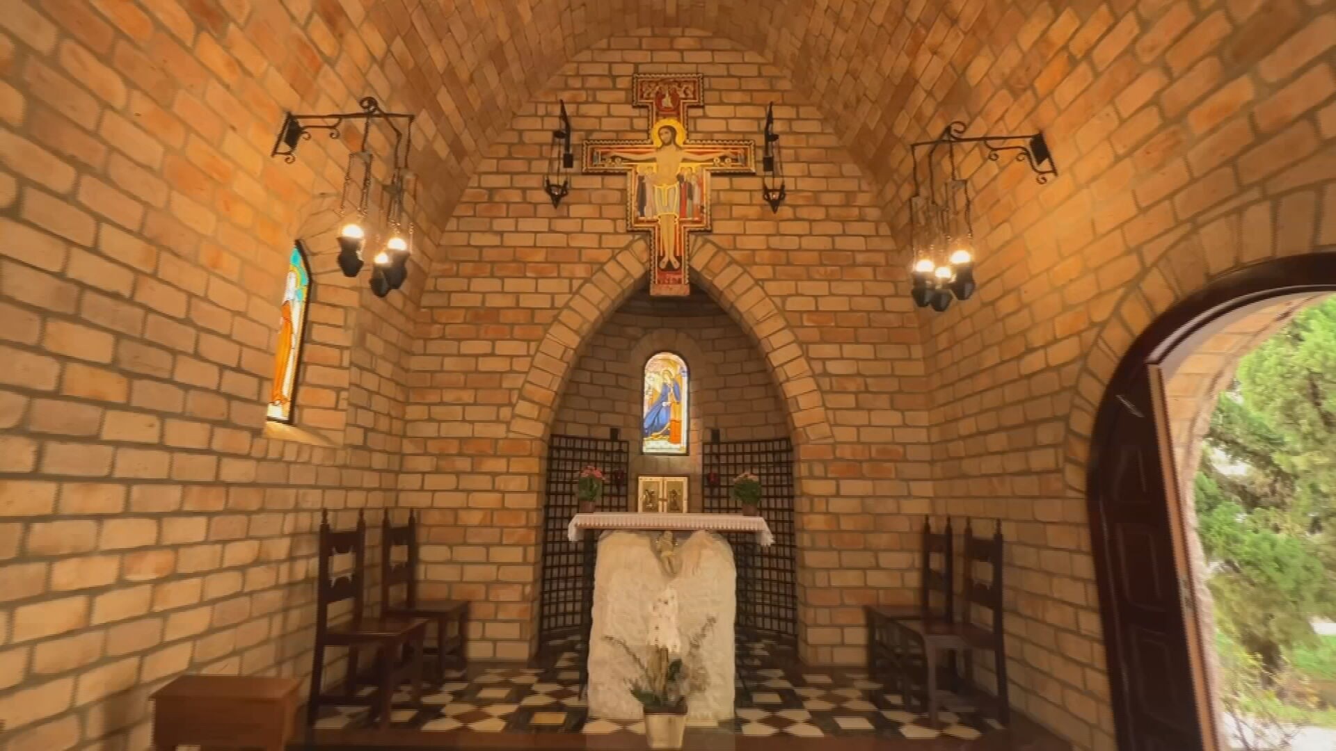 Réplica de capela italiana venera São Francisco de Assis no interior de SP