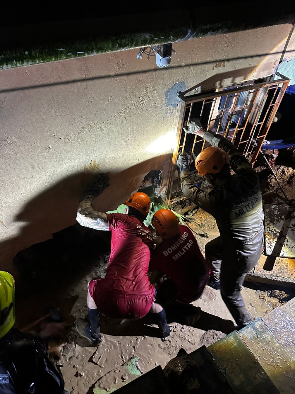 Idoso morre soterrado dentro da própria casa no interior do Acre — Foto: Asscom/CBMAC