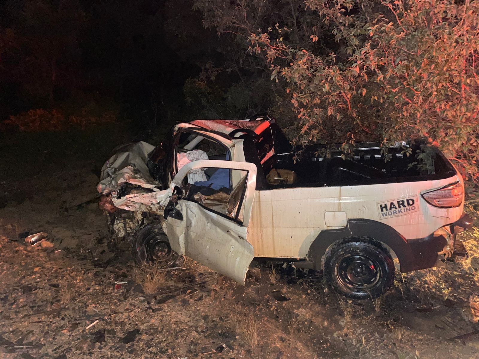 Passageiro morre após carros baterem de frente na LMG-602; motoristas ficaram feridos