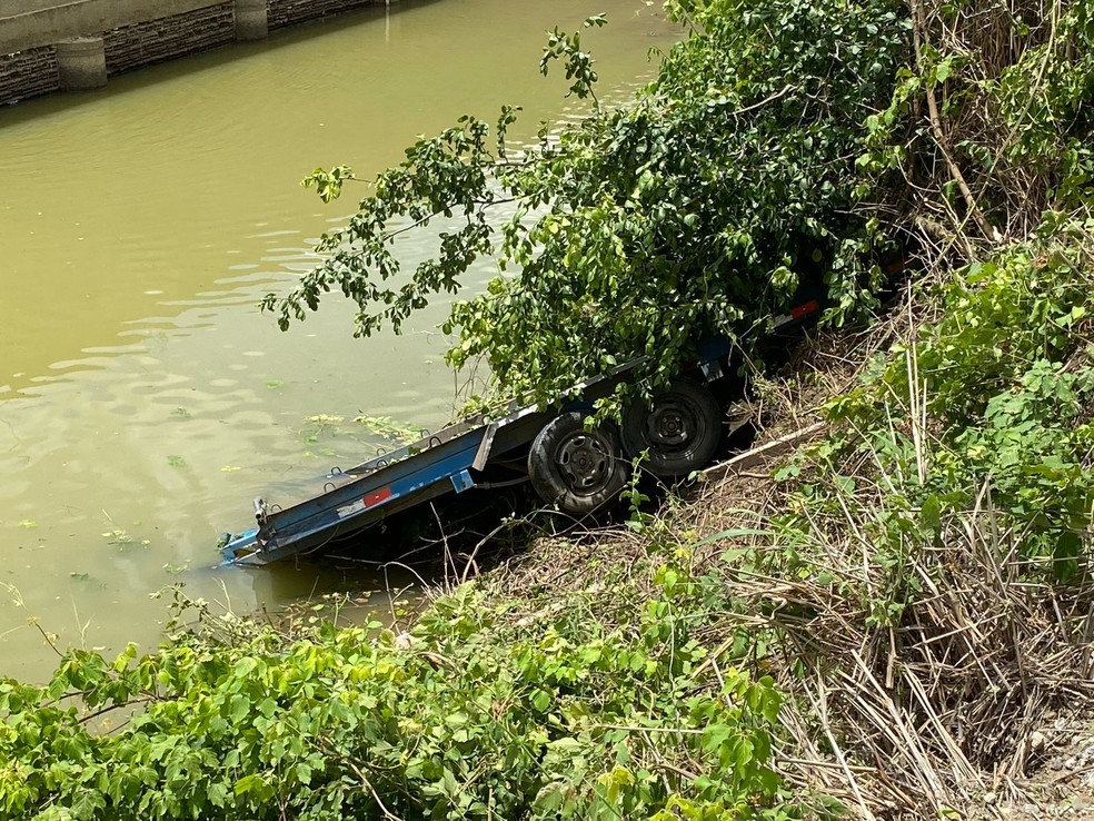 Reboque invadiu contramão e caiu em lagoa, após bater em motociclista — Foto: Geraldo Jerônimo / TV Paraíba