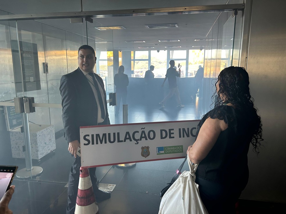 Simulação de incêndio foi realizada na manhã desta sexta-feira (21) no Congresso Nacional. — Foto: Reprodução/TV Globo