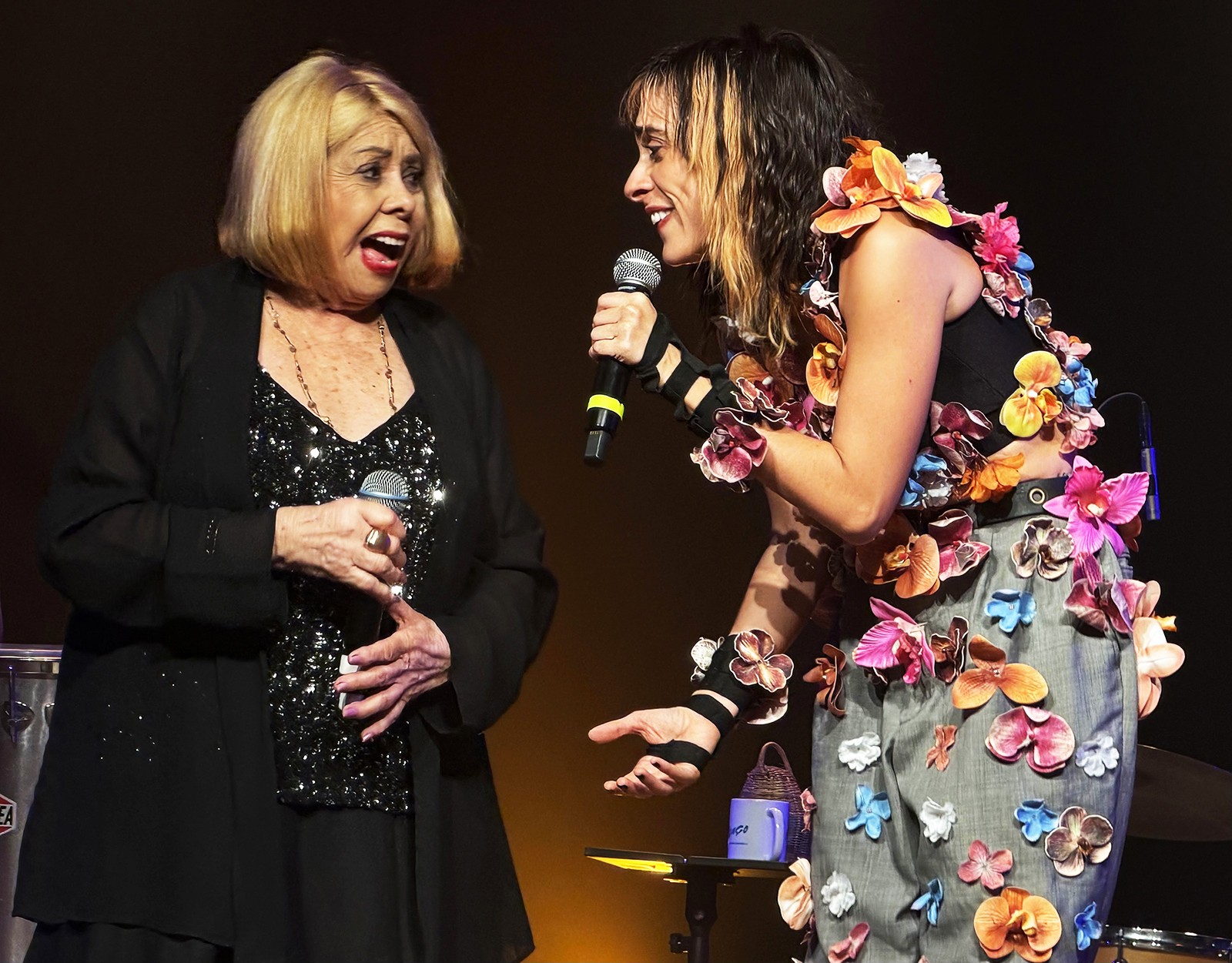 Juliana Linhares ganha aval e 'xodó' de Anastácia em luminoso encontro de  realezas no show 'Até cansar o cansaço'