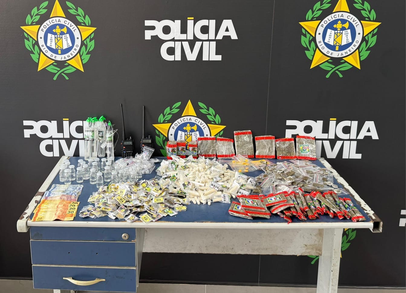 Jovem é preso e dois adolescentes apreendidos por envolvimento com o tráfico de drogas em Angra dos Reis