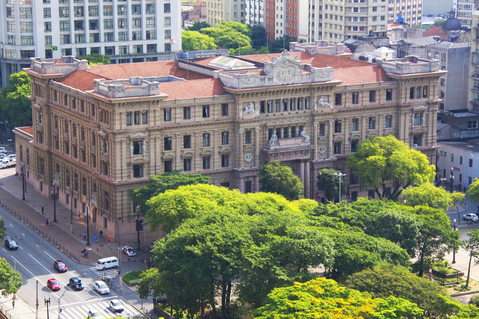 Alunos de medicina do interior de SP vão à Justiça após universidade tirar pontos e gerar reprovação em massa
