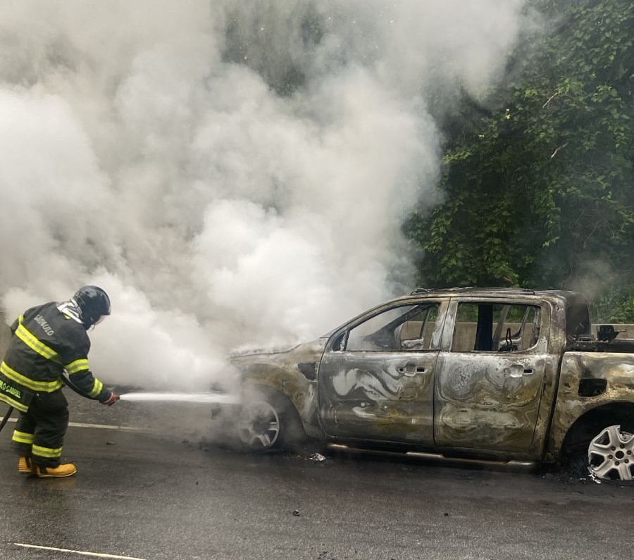 Incêndio em carro mobiliza Corpo de Bombeiros na Rodovia dos Tamoios, em Caraguatatuba