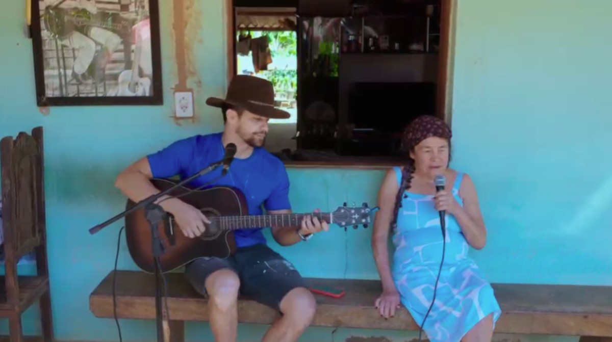 ‘Ninguém pensava que iria chegar onde chegou’, diz idosa que viralizou cantando com o filho em casa no interior de MG e agora grava álbum 