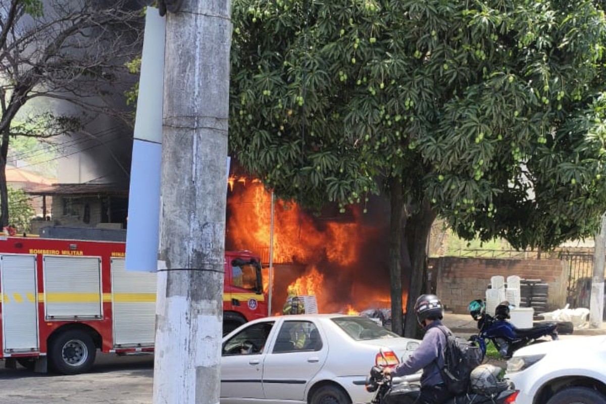 Loja de equipamentos para eventos é destruída por incêndio em Ipatinga