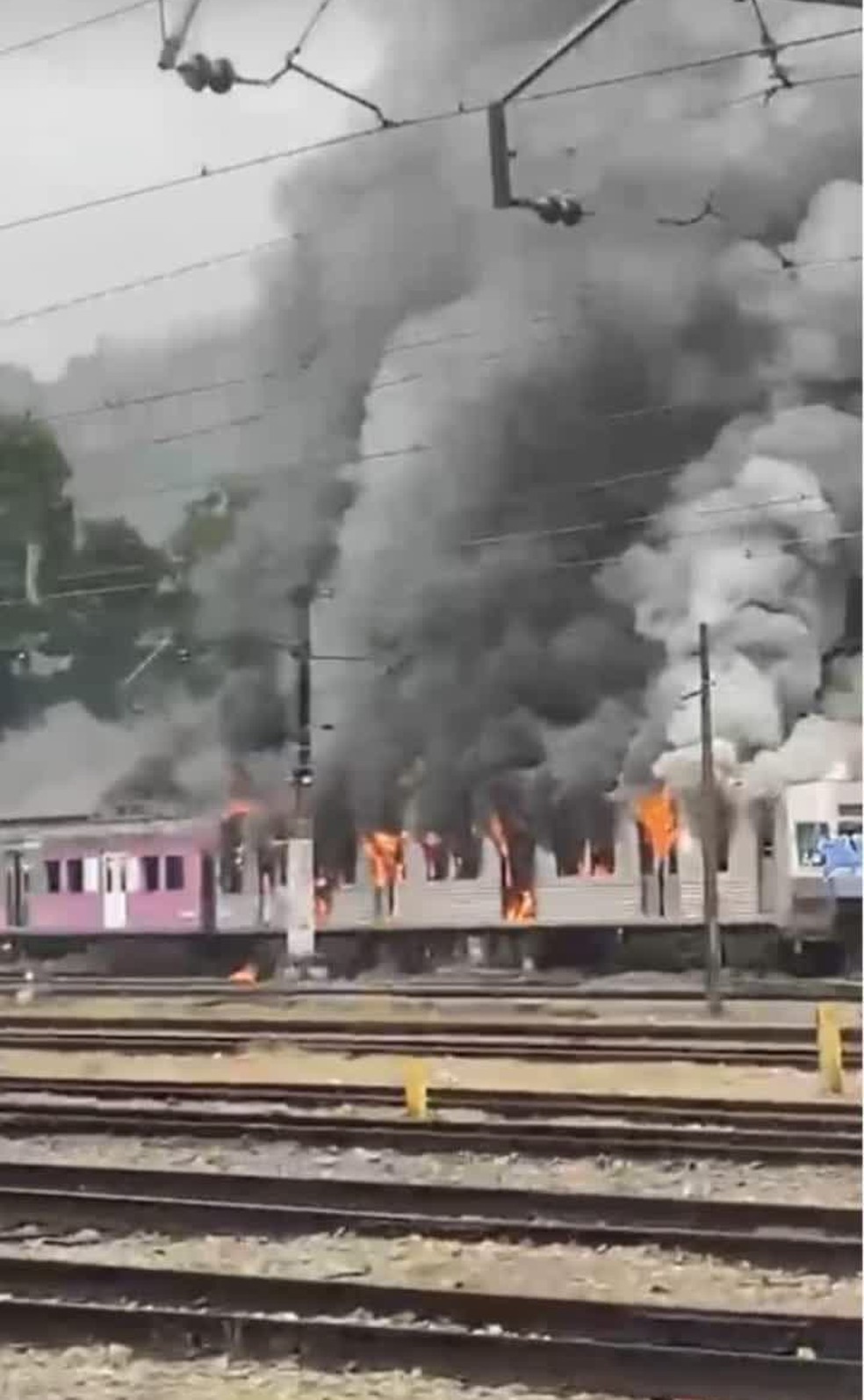Fogo atinge vagão de trem fora de operação em Japeri, na Baixada — Foto: Reprodução/ Redes sociais