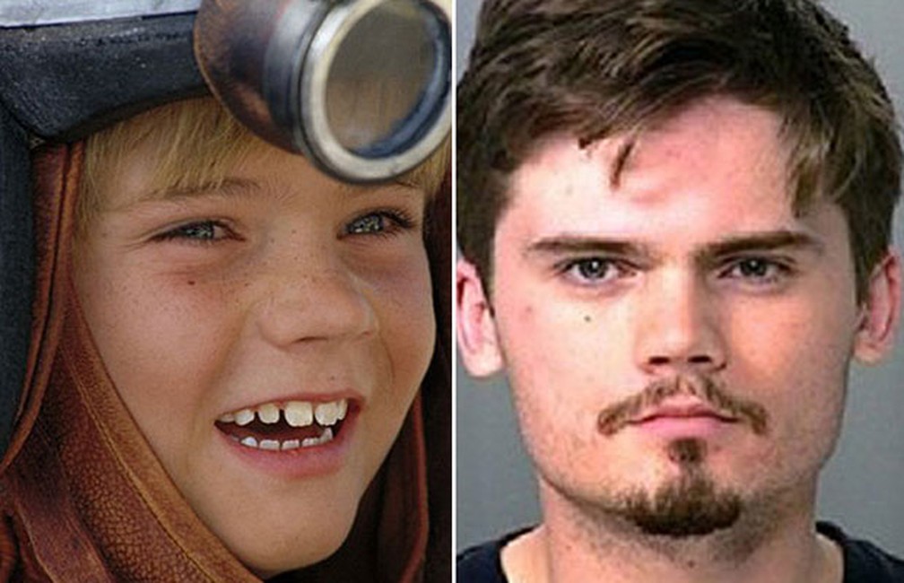 O ator Jake Lloyd em dois momentos: à esquerda, em cena de 'Star Wars: Episódio I - A ameaça fantasma' (1999); à direita, após ser detido em junho de 2015 — Foto: Divulgação e Reprodução/TMZ