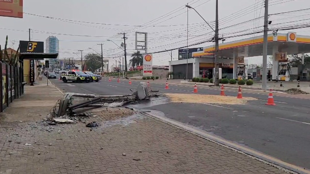 VÍDEO: Motorista de carro bate, derruba e causa explosão em poste no Paraná