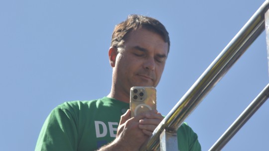 'Alcolumbre sequer atende o telefone', diz Flávio Bolsonaro sobre obstrução no Senado - Senador e outros parlamentares da oposição ocupam a Mesa do Plenário para pressionar presidente da Casa a pautar projetos como a anistia e o impeachment do ministro Alexandre de Moraes.