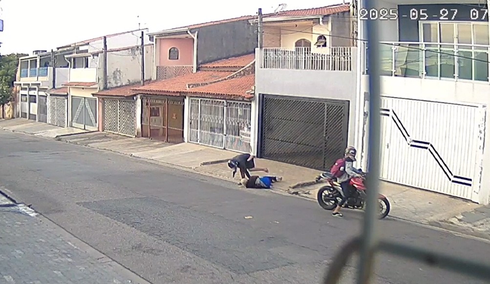 Mulher é arremessada no chão durante assalto em rua de Sorocaba; vídeo