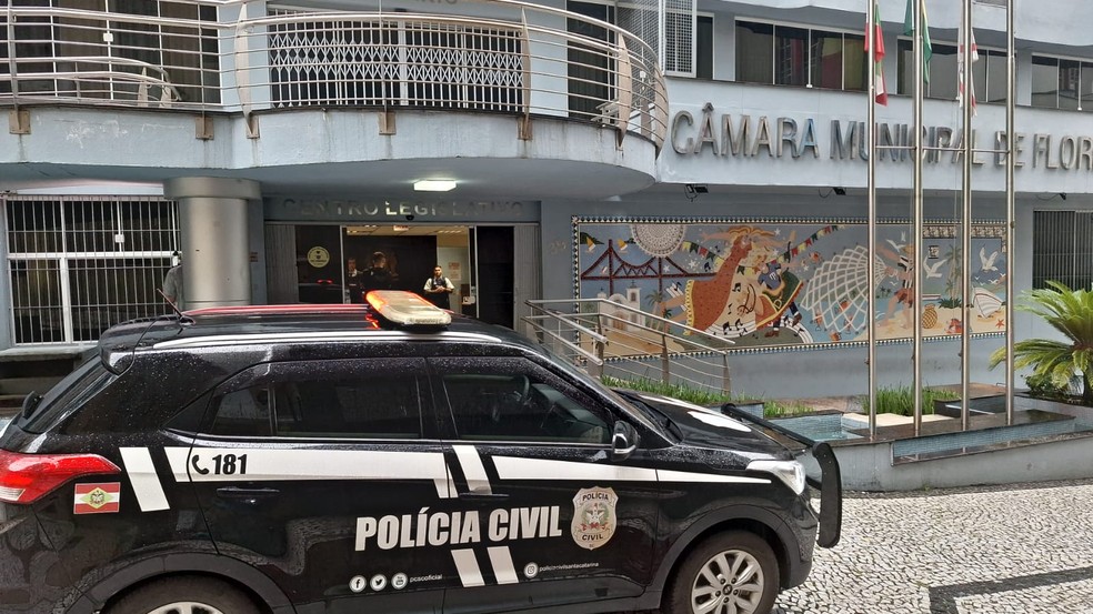 Câmara de Vereadores de Florianópolis é alvo de ação da Polícia Civil — Foto: Cristiano Gomes/NSC TV