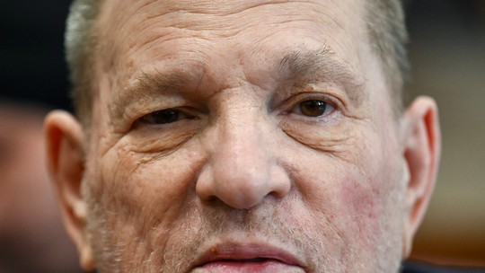 Caso Harvey Weinstein: Juiz anula julgamento de uma das acusações de estupro - Segundo a agência Reuters, a nulidade foi anunciada após um dos jurados se recusar a continuar as deliberações e envolvia uma acusação que não havia recebido um veredito unânime na quarta-feira (11).