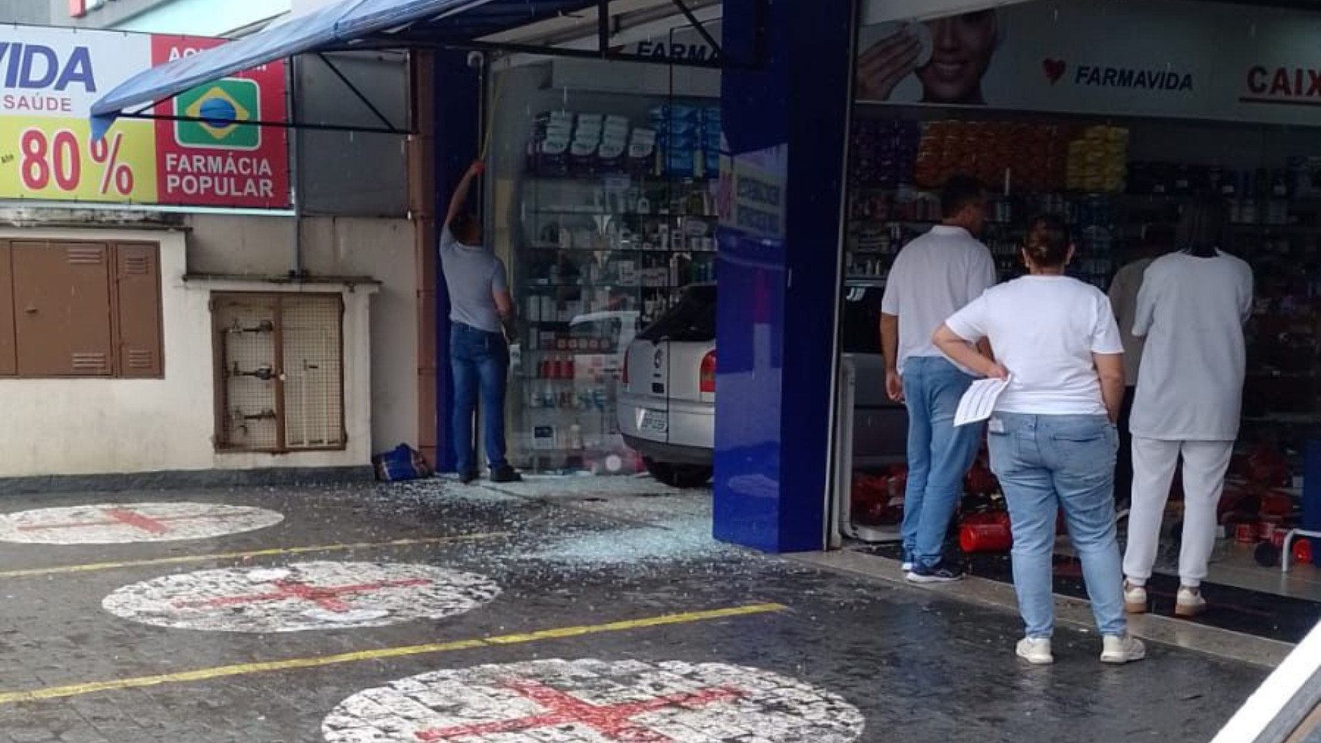 Carro invade farmácia no Centro de Campo Limpo Paulista
