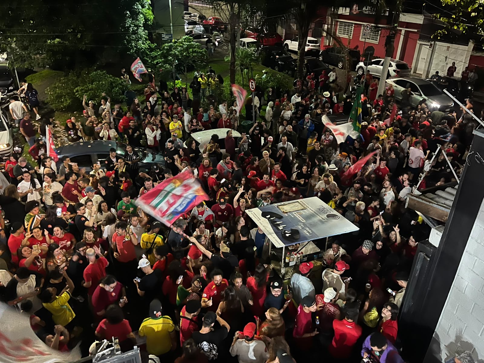 Apoiadores de Lula celebram reeleição em São José dos Campos e Taubaté; confira o vídeo