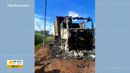 Caminhão carregado de carne pega fogo na BR-153 no Tocantins