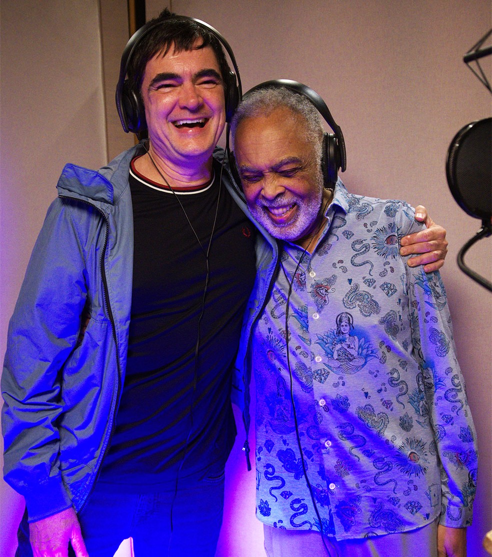 Samuel Rosa (à esquerda) regrava o reggae ‘Vamos fugir’ com Gilberto Gil — Foto: Brunini / Divulgação