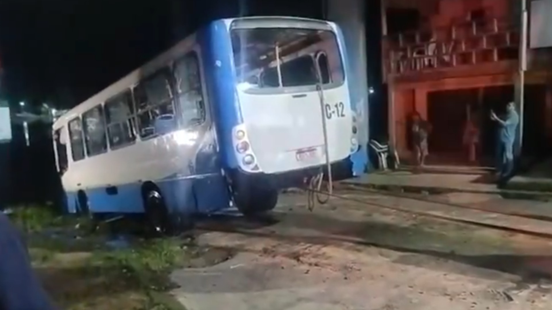Ônibus que afundou após cair de rampa em Barcarena, no PA, é retirado do rio com ajuda de retroescavadeira