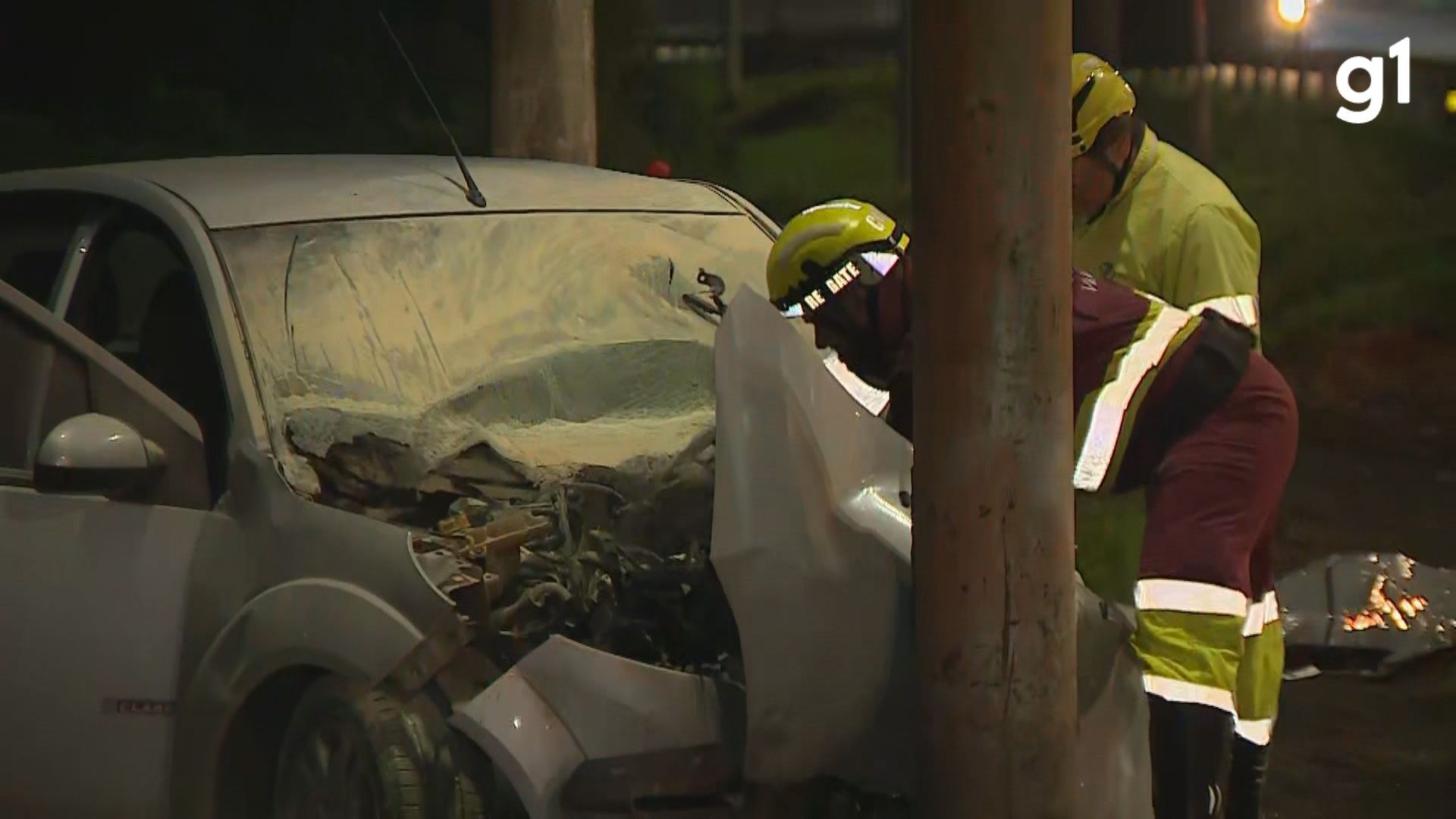 Motorista perde o controle do carro, bate em poste e morre na freeway