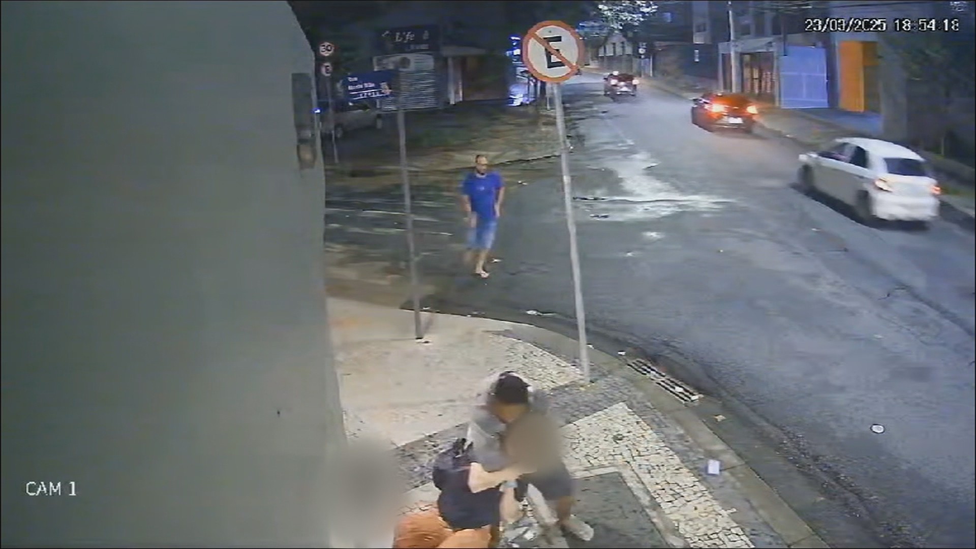 Assaltante joga mulher no chão na frente do filho dela para roubar celular; VÍDEO