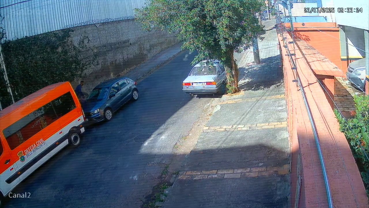Criminosos furtam estepe de van da Defesa Civil de Belo Horizonte; VÍDEO