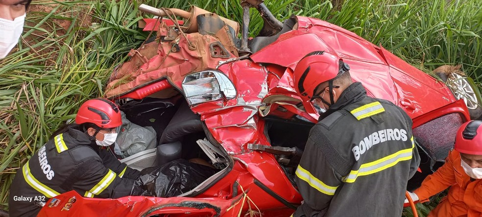 Mulheres foram socorridas com vida após acidente grave — Foto: Bombeiros/Divulgação