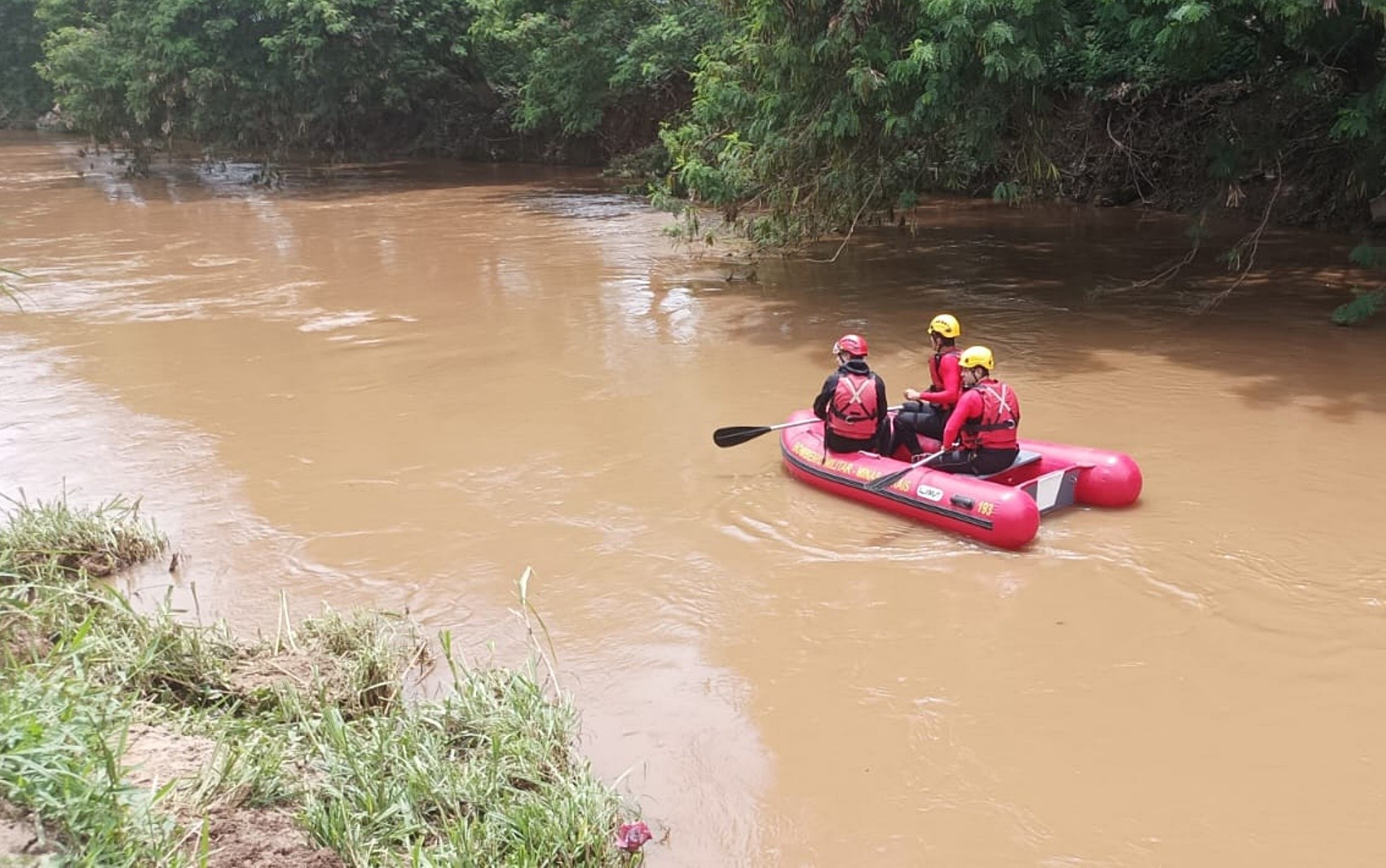 Buscas jovem desaparecido Rio Sapucaí em Itajubá, MG