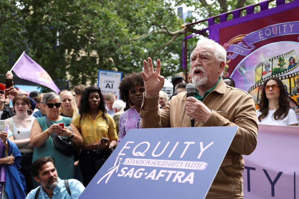 Brian Cox participa de protesto do sindicato britânico de atores, em Londres, em apoio aos colegas de Hollywood — Foto: Hollie Adams/Reuters