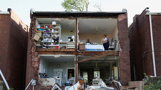 Tornados e tempestades deixam 21 mortos, destroem casas e formam nuvem de poeira nos EUA