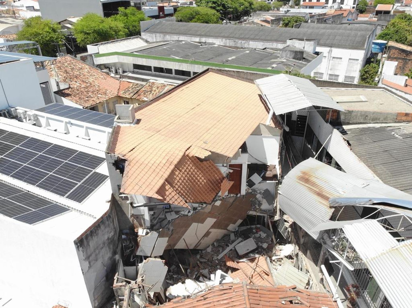 Após explosão e desabamento, equipes de resgate continuam atuando em residencial de Aracaju